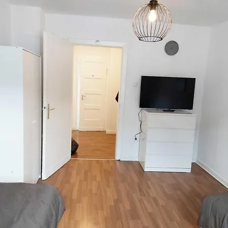 Cozy With Garden In شقة غيلسنكيرشن