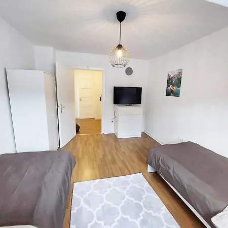 Cozy With Garden In شقة غيلسنكيرشن